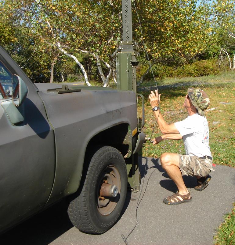 DSC04716.JPG - Brown, W1NZR deploys antenna on Big Pocono - Photo: Pat Lombardi